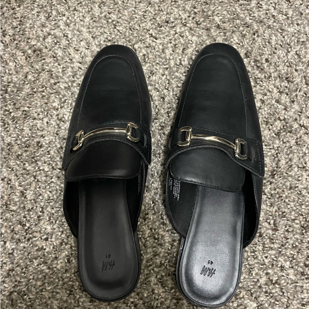 Black flat shoes